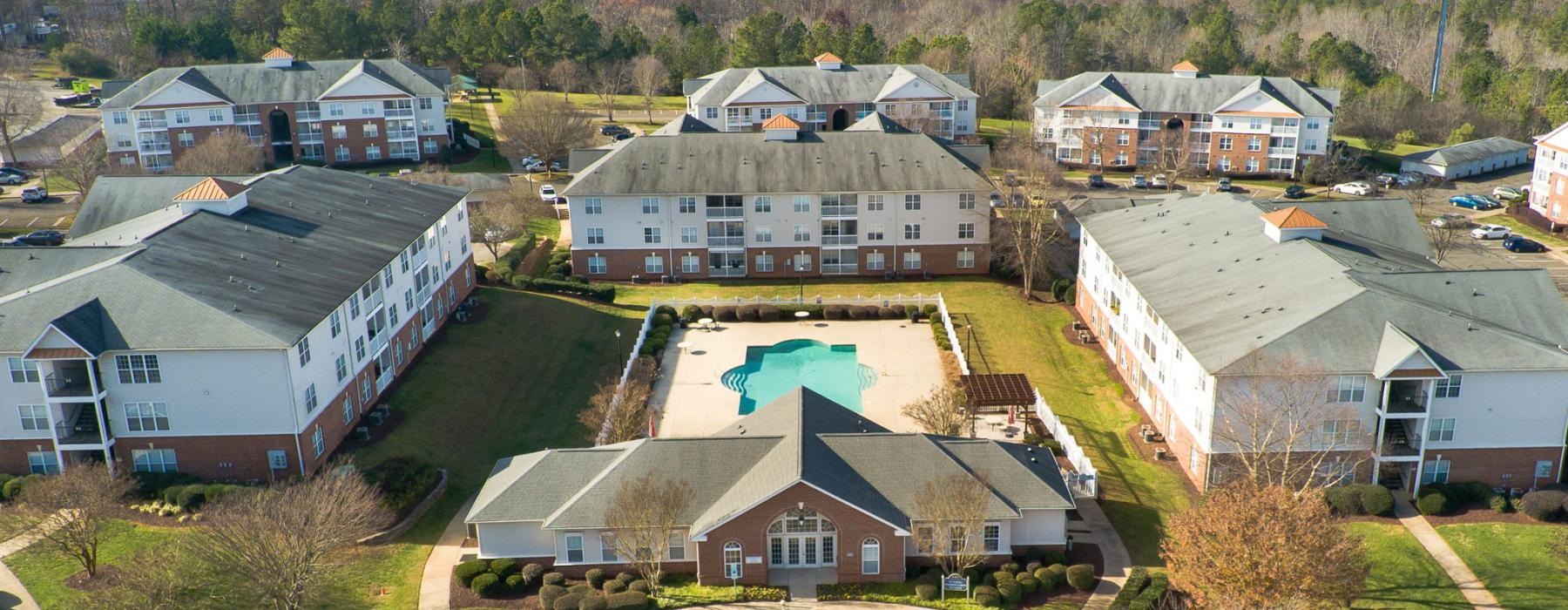 a group of houses in a neighborhood